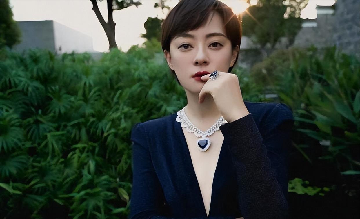 孙俪|孙俪逛超市带4保镖,弯腰驼背膝盖弯曲,网友:娘娘站姿骨盆前倾