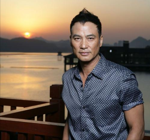 演员任达华:出道43年0绯闻,为爱丁克,50岁老来得子泪流满面