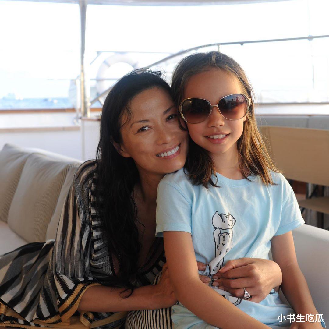 邓文迪的俩女儿：都是学霸，深受父亲宠爱，不满20岁就成亿万富豪