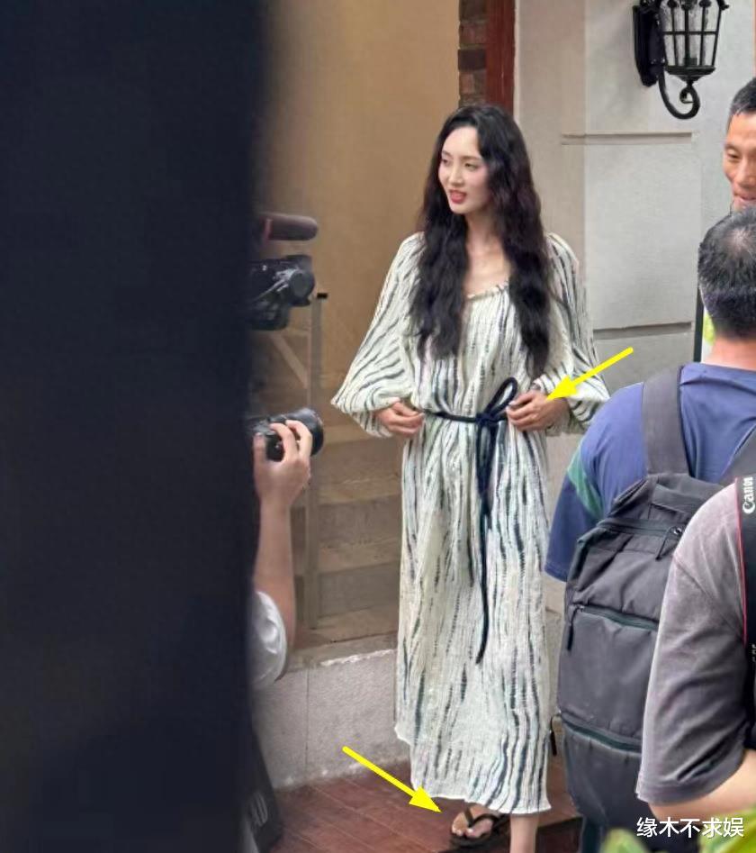 30岁王紫璇官宣恋情后露面,小腹隆起穿拖鞋,和富豪恋情再添佐证