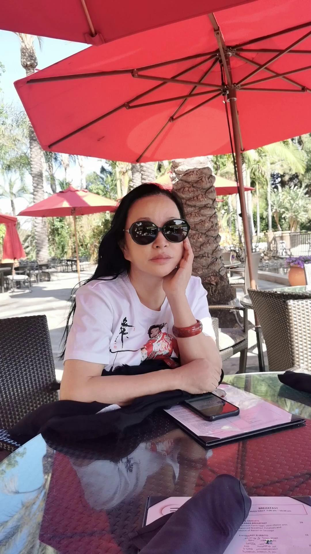 刘晓庆在公园跑步被拍,终于不扮嫩中老年打扮,皮肤很松反倒舒服