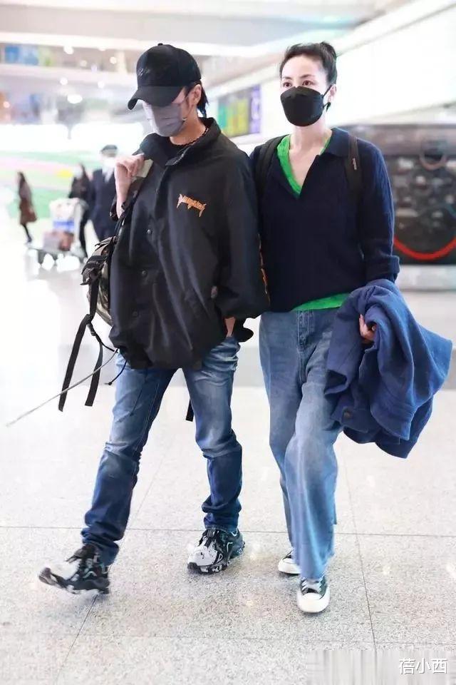 谢霆锋携王菲走机场!同穿休闲装+牛仔裤像小情侣,看不出差11岁