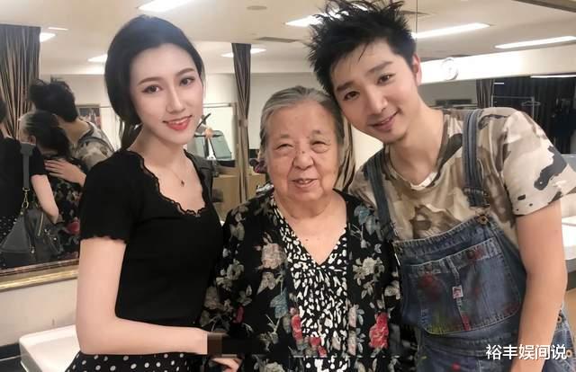 陈佩斯|陈佩斯外甥女发文悼念姥姥!分享其最后弥留照,紧紧握着不松手