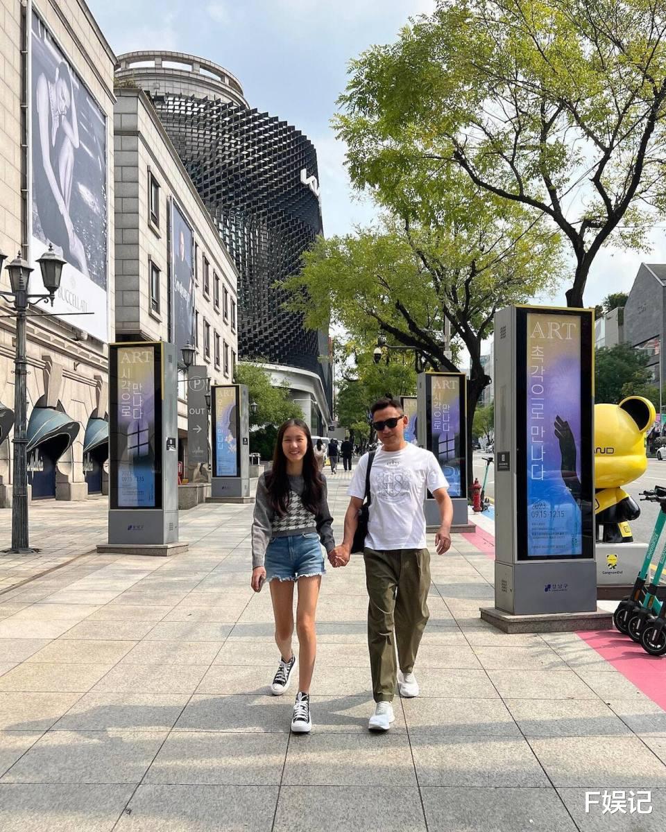 郭可盈林文龙为了让女儿学跳舞一起去外国 与女儿拿6位数名包逛街