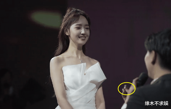 吴亦凡前女友官宣订婚!小腹隆起疑怀孕,千万钻戒曝男方富庶家境