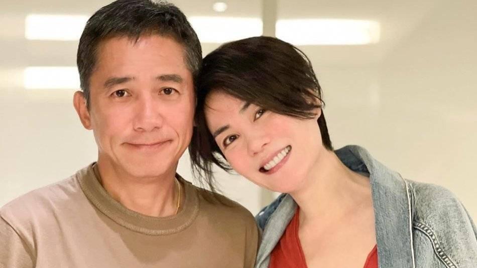 54岁王菲回香港聚会！与梁朝伟贴脸合照笑容灿烂，满面红光显年轻