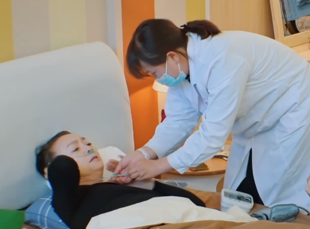 |宋丹丹被气到心慌吸氧，眼睛发胀，提前退出综艺录制