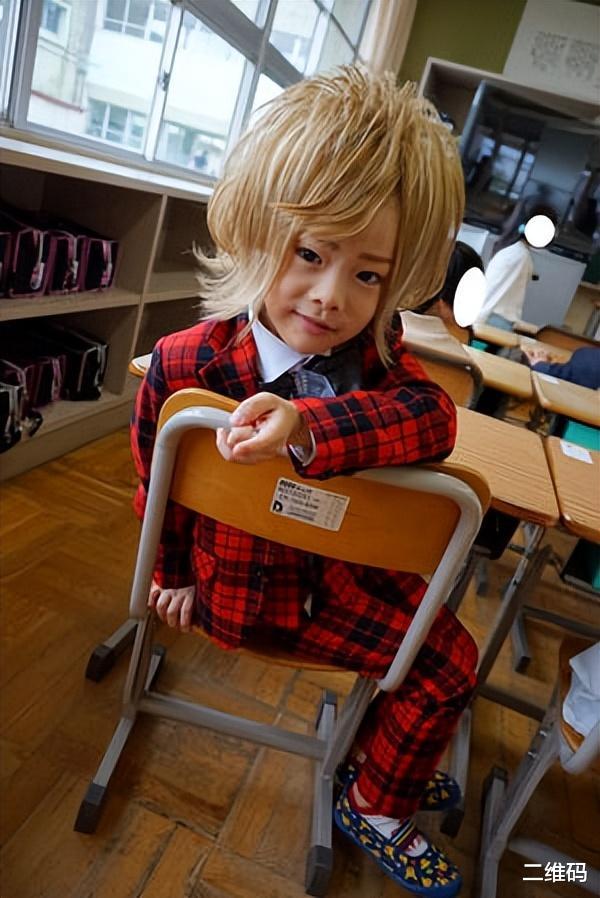 日本辣妈把3岁儿子打扮成牛郎风,没想到10年后画风大变!