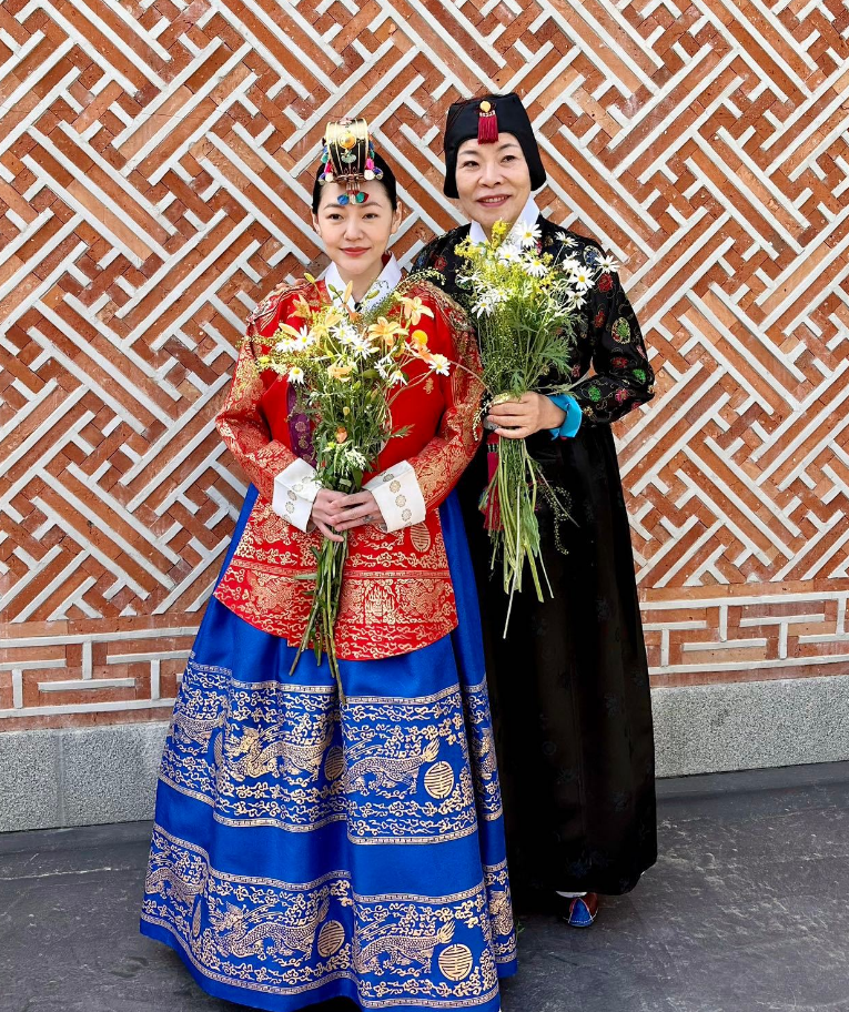 小S|真是丢人现眼!吃韩国美食陶醉穿韩服自豪的小S俨然把自己当成韩国人了