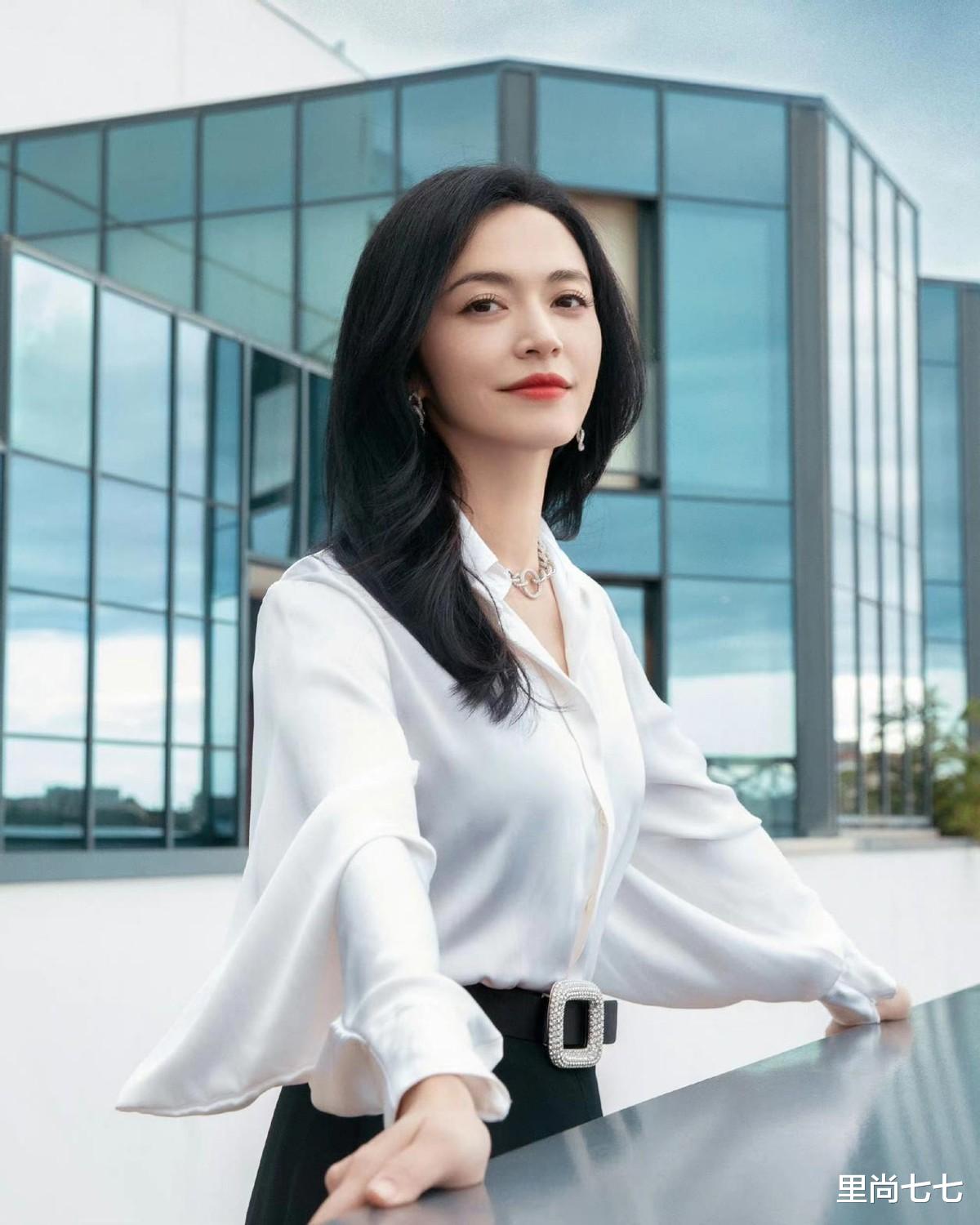 戛纳|姚晨携丈夫赴戛纳，难得简洁有了国际范，丈夫似保镖太不般配