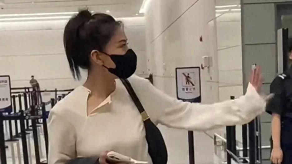 44岁高圆圆忙完工作连夜赶飞机，忘系上衣扣子，也不忘打包小笼包！