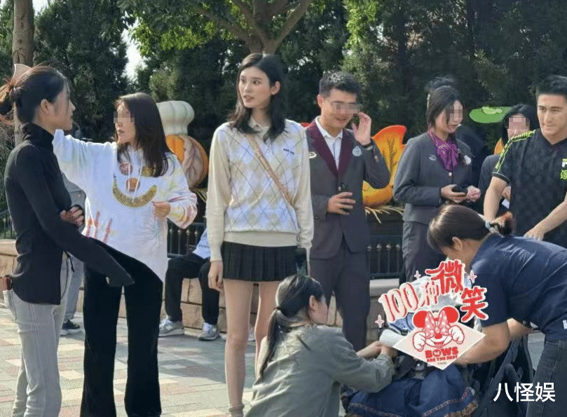 奚梦瑶带娃游迪士尼,获保姆导览簇拥排场大,四太同行为孙子庆生
