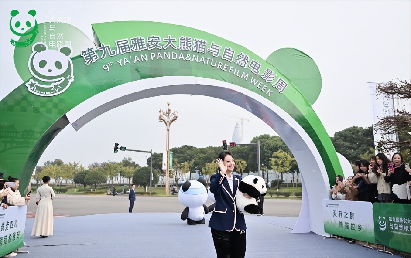 周海媚生前最后一次公开亮相,参加电影周活动,妆容精致少女十足