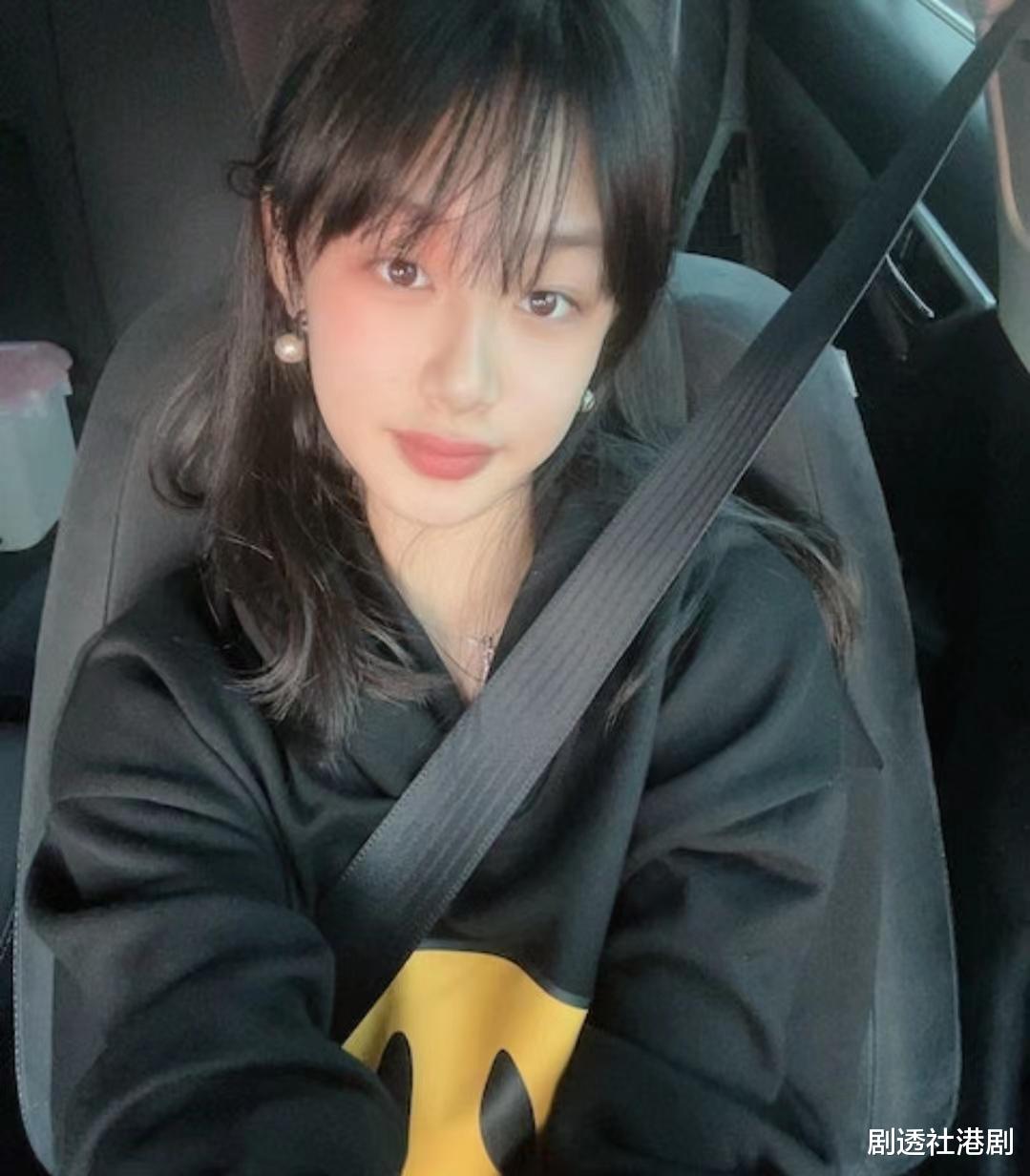 富贵!知名港星14岁爱女逛街手拎30万包包,平日衣着亦不乏名牌