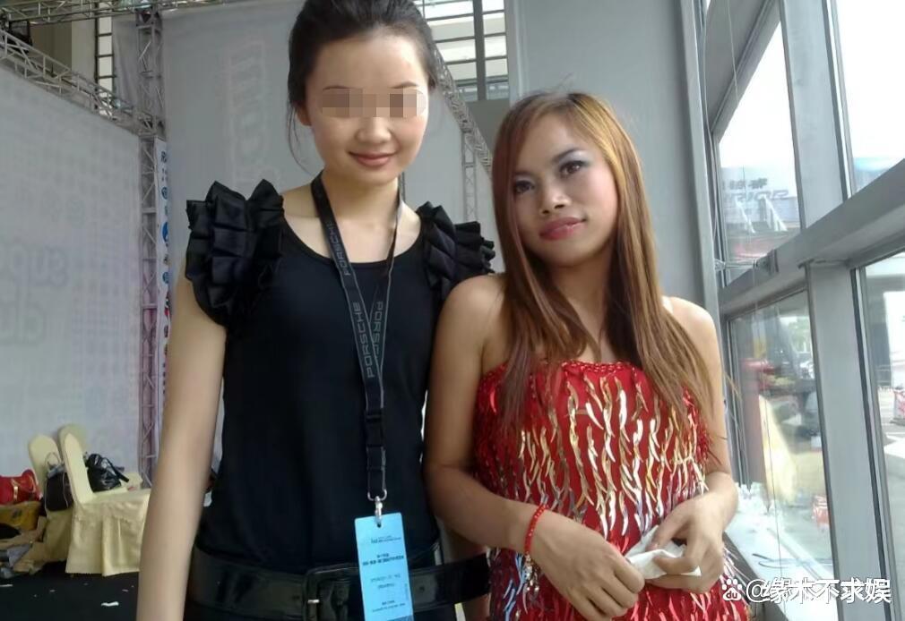 38岁凤姐国外超市买手机，背5800包搭配成套，出国原因被扒引争议