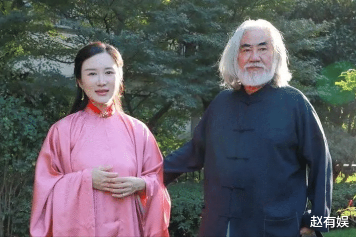 72岁李龙基称吃药并不尴尬，小36岁女友太漂亮让他有压力