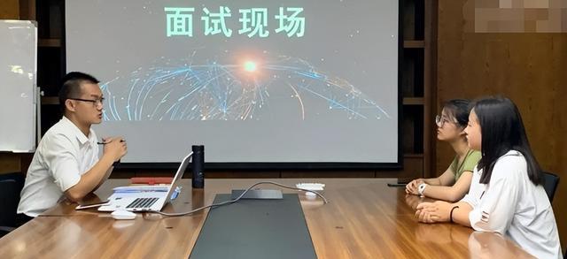 本科生平均月收入曝光,被疑数据真实性,网友:这钱到底是谁在挣