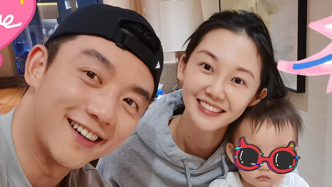 苗苗辟谣生三胎！当众表示家里两个孩子，和郑恺挽手逛夜市好甜蜜