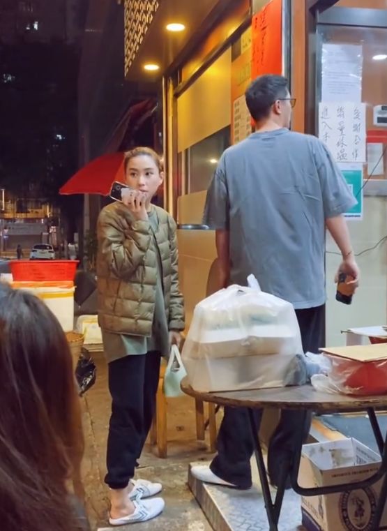 窦骁|窦骁何超莲与佘诗曼聚餐，光顾平价饭店接地气，男方仪态遭吐槽