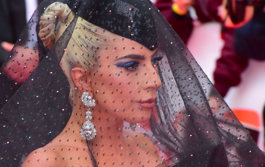 Lady Gaga早年惊悚行为艺术曝光，被指是光明会羞辱仪式的一环