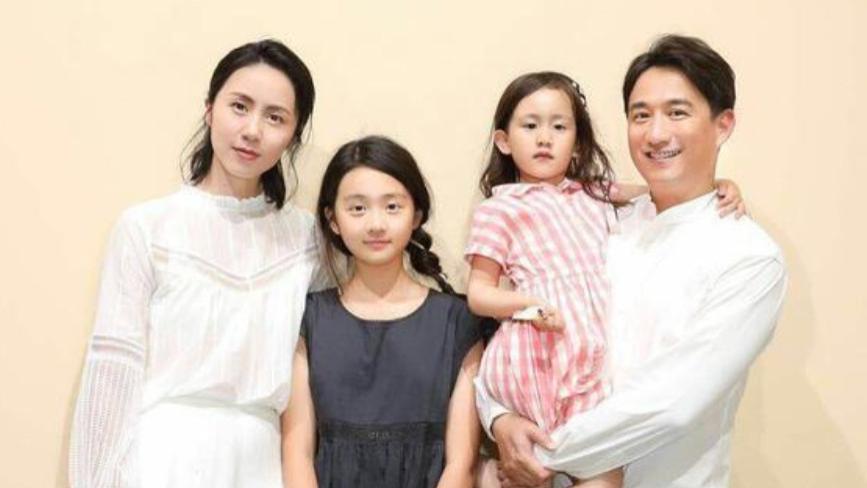 黄忆慈|压抑？16岁黄多多画作引热议，画风阴暗抽象，将黄磊画成大眼怪