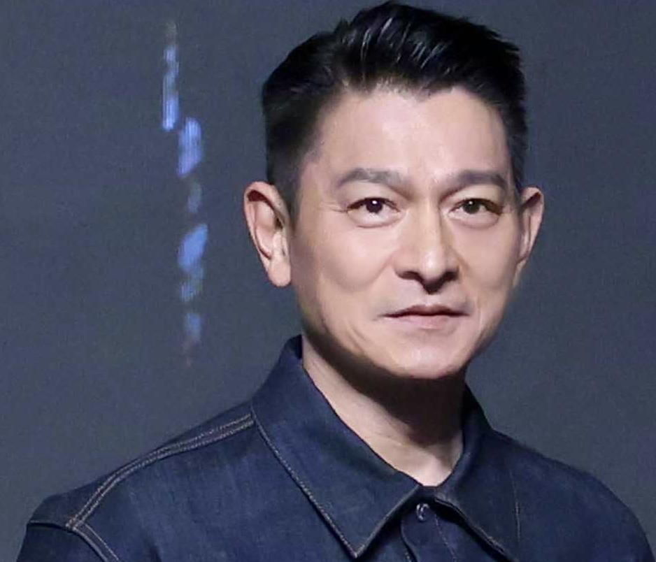 梁朝伟|影帝、天王齐聚香港,合照站位有讲究,梁朝伟乖坐着,张学友有趣