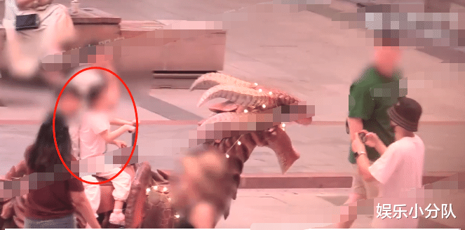 游乐园偶遇张杰谢娜陪孩子!5岁跳悄身高腿长,小女儿罕见露脸