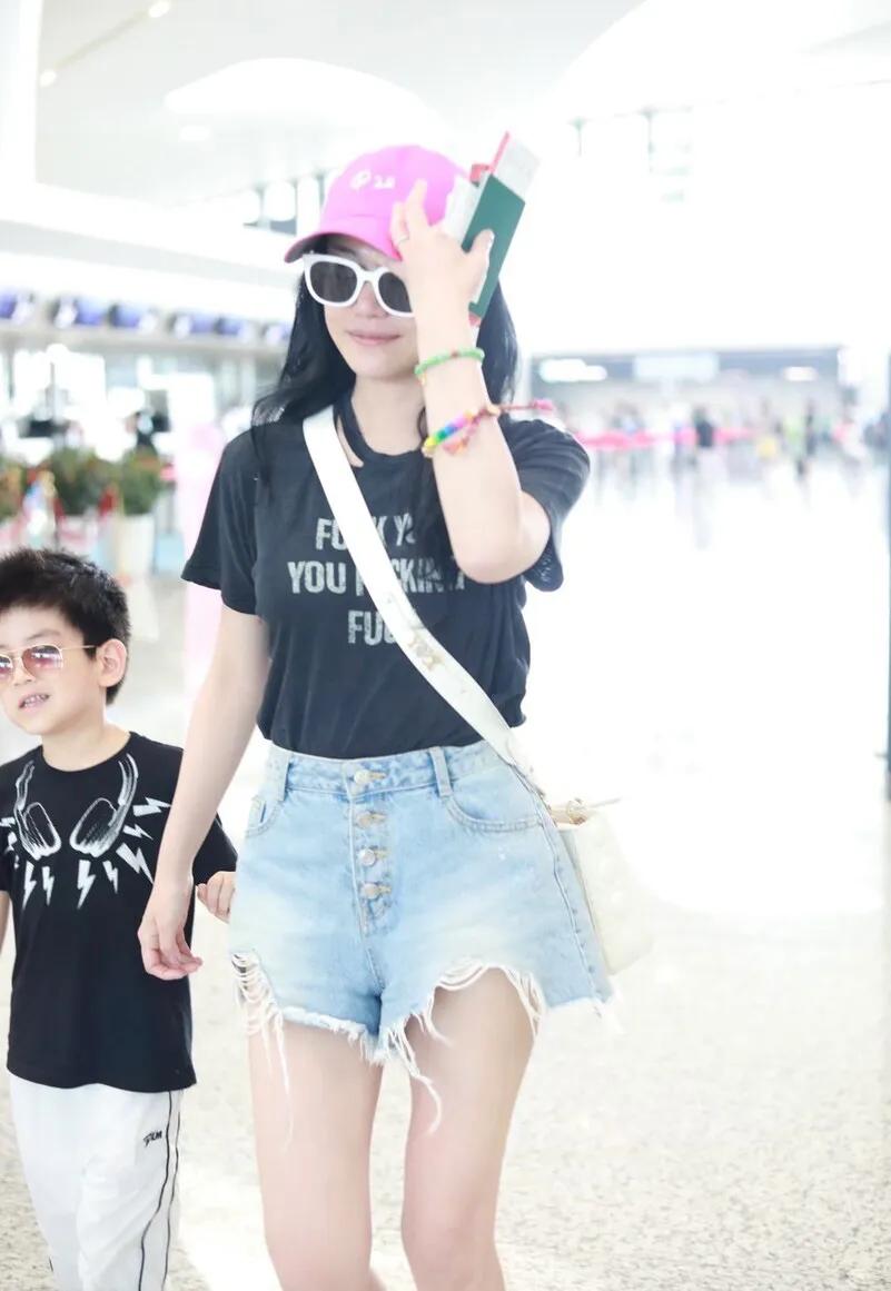 陈妍希母子牵手出行好温馨，6岁小星星正脸大方任拍，帅气又可爱