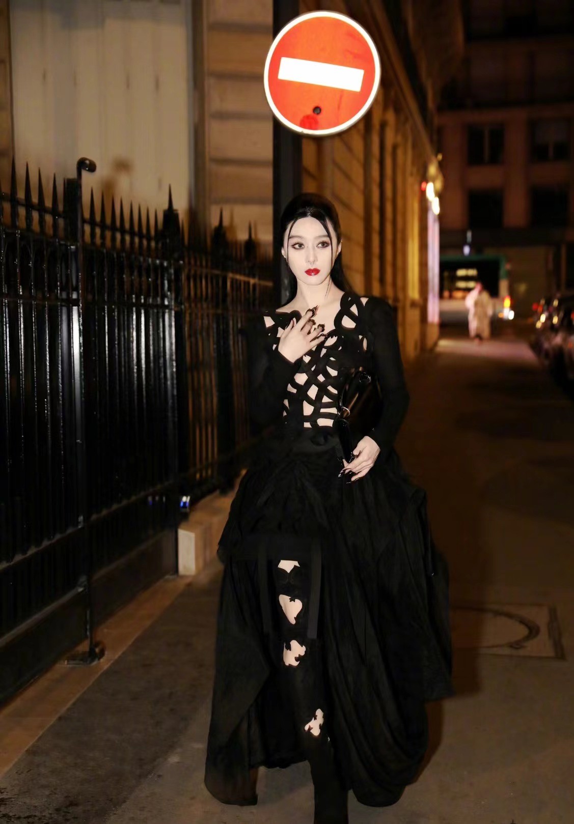 范冰冰|范冰冰巴黎新照彻底变大胆！裙子全是破洞脸上戴鼻环唇环，真服了