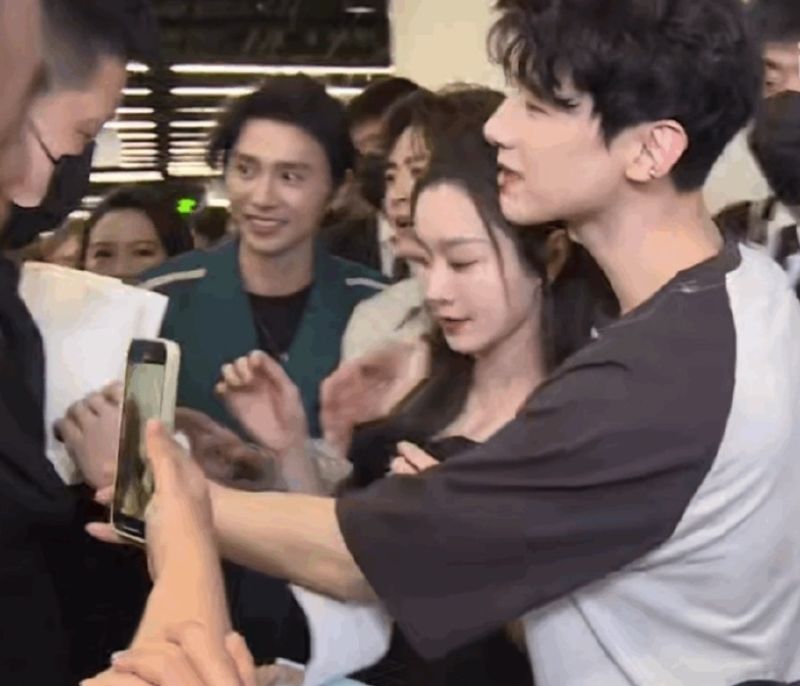 33岁宋铁当众被搂抱!小4岁白敬亭充当护花使者,两人疑好事将近