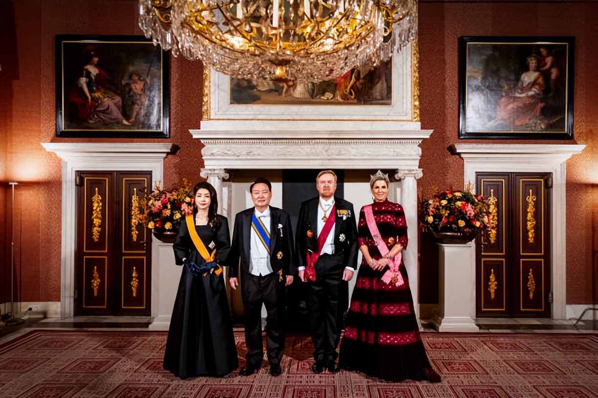 荷兰王后穿蕾丝裙招待韩国夫人!金建希少女脸赢了,比王后嫩多了