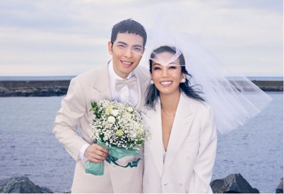 萧敬腾和经纪人登记结婚，亲妈满脸喜悦，干妈向太竟未送祝福