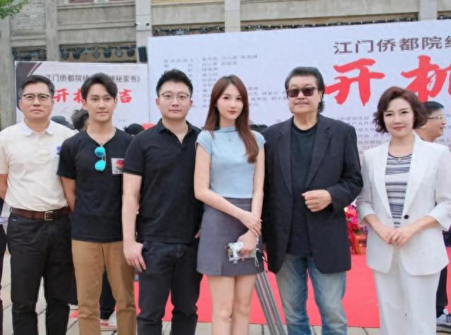 77岁港星内地祭祖惹争议，流利说方言获赞，却因2个细节败光好感