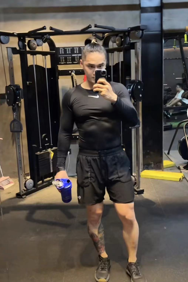 蒋劲夫|蒋劲夫现身楚河汉街,穿4000元外套背影壮如熊,求合影美女遭网暴