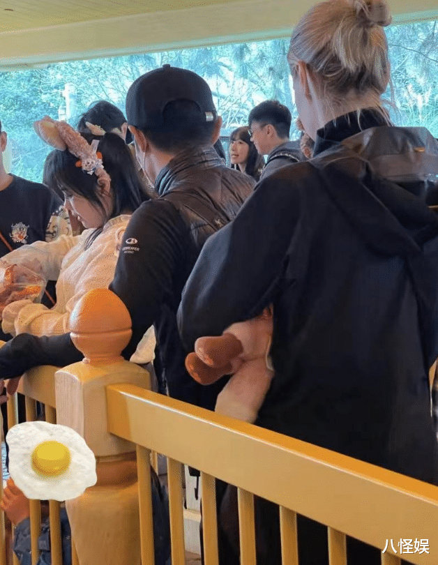 撒贝宁一家游迪士尼,花2万买贵宾位看表演,女儿混血感减弱像爸