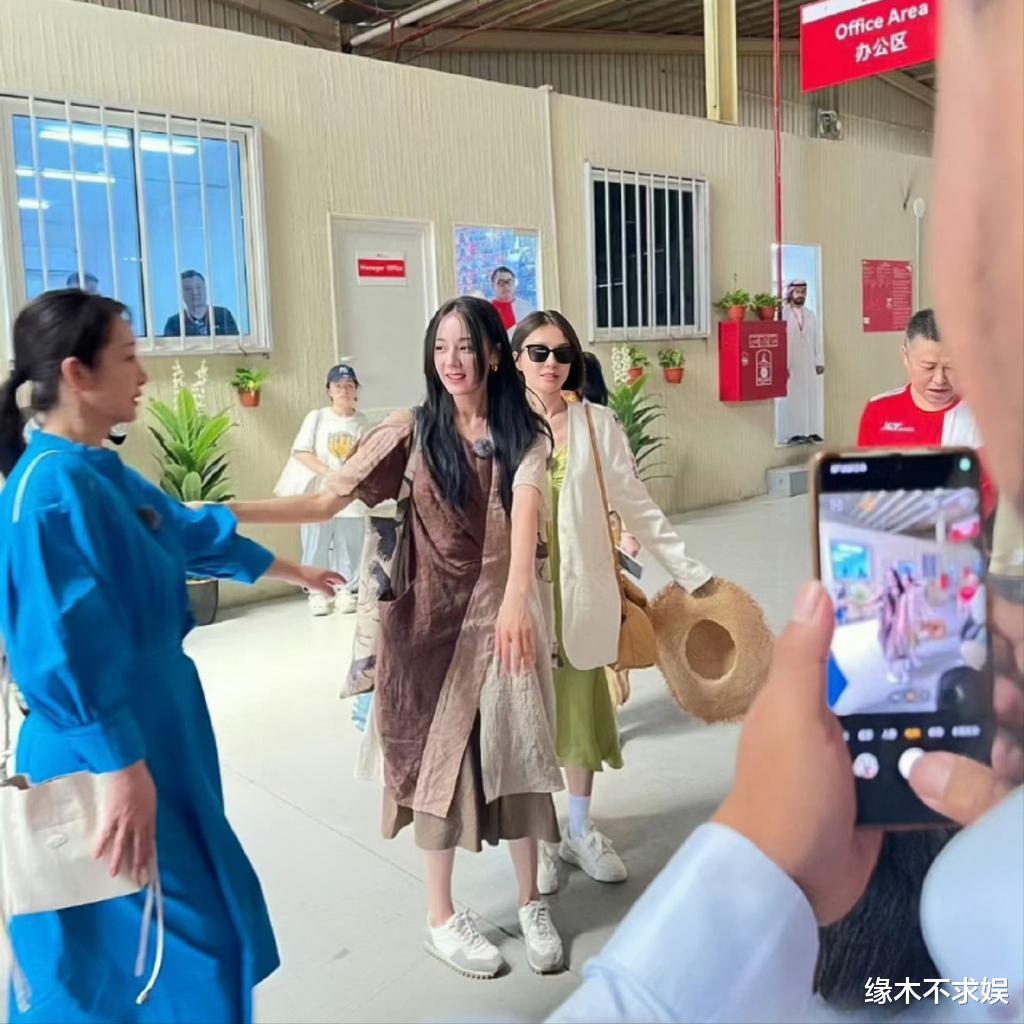 迪丽热巴抵达沙特!素颜出镜、头发凌乱,一身穿搭5000元却引争议!