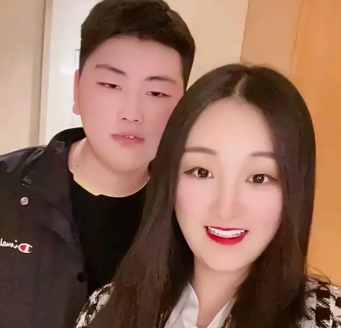 曝朱小伟陈萌现身医院疑怀孕,大衣嫂陪同面露不悦,疑结果有问题