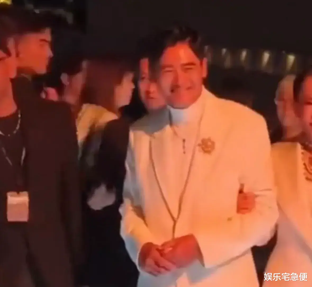 53岁古天乐和68岁周润发同台，脸僵笑容不自然，恐成下一个李连杰