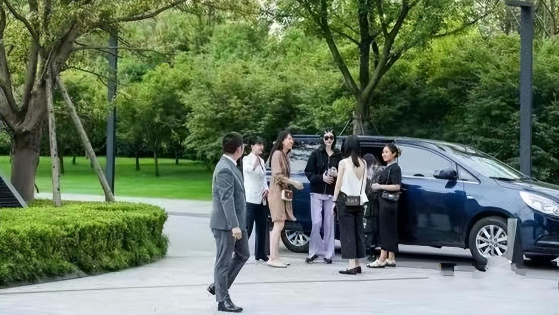 豪门阔太奚梦瑶要买房？现身成都豪宅小区，气场超高又美又飒