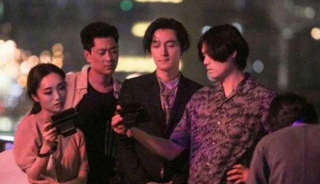 可可西里偶遇胡歌，头巾遮面依然帅气十足，与粉丝合影无明星架子