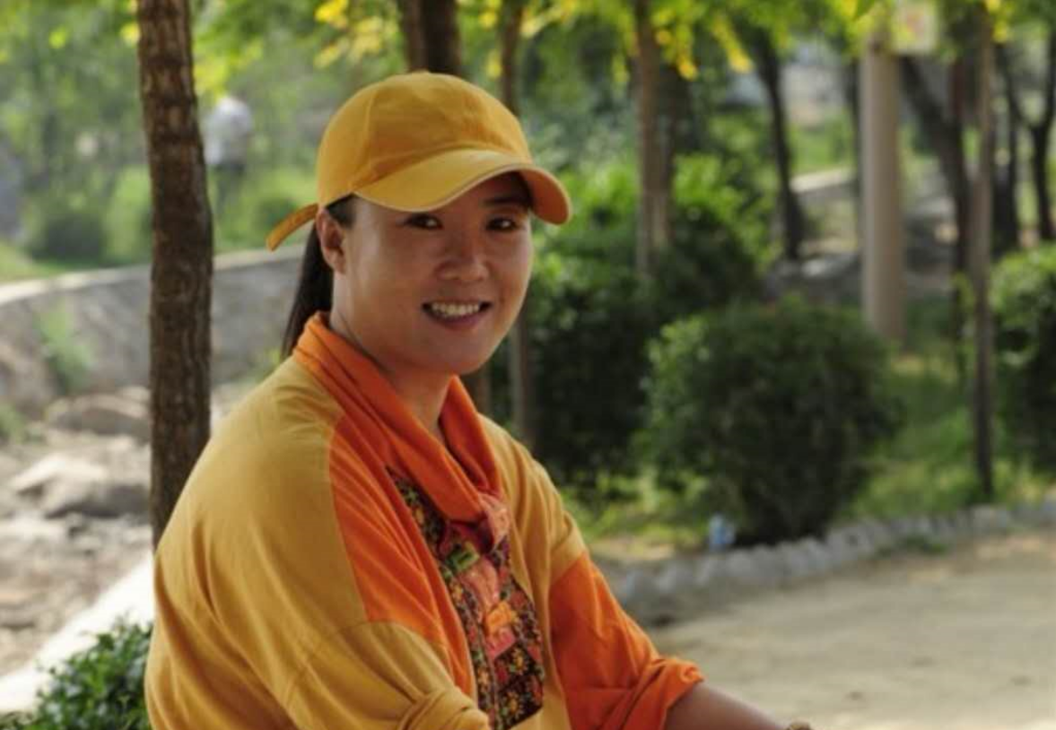 作为一个农民家庭的女儿,孙立荣从小就对二人转产生了浓厚的兴趣.