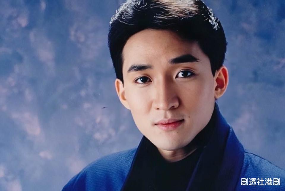 香港知名男星复出拍剧，遭前任骗财致破产，与现任恋爱多年拒结婚