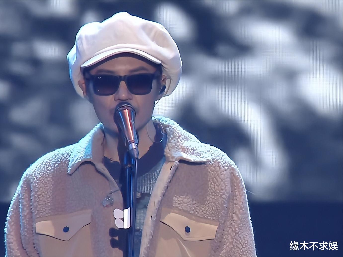 小杨哥3000万演唱会翻车，主持人曾宝仪引争议，多位歌手跑调！