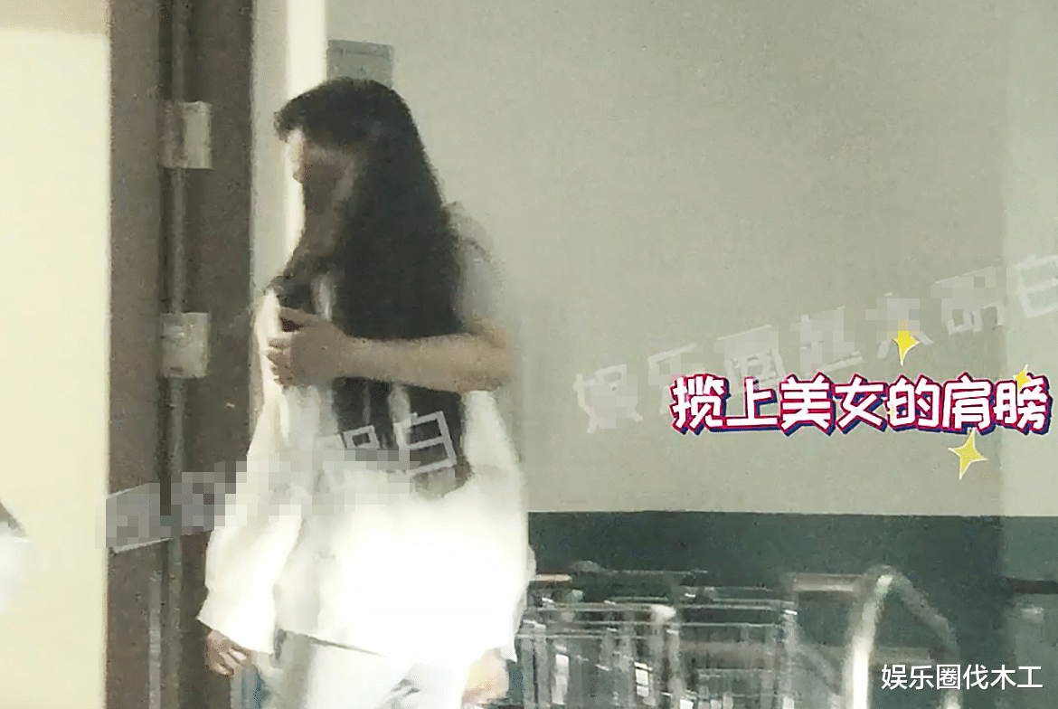 陈金飞带小女友约会,甜蜜搂肩亲戴项链帮开车门,女方不输刘亦菲