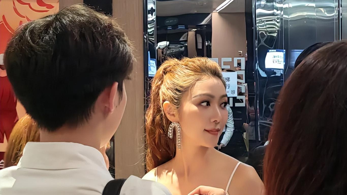 42岁薛凯琪现身扫楼，穿白吊带肤白貌美大长腿，被指撞脸林志玲