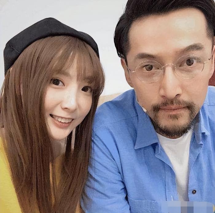 这么厉害的演员,只带了一个助理,我却带了3个领奖后,胡歌走到李雪健