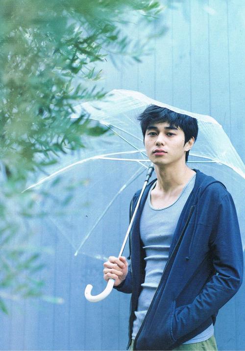 36岁知名男星隐居山中度日!与3名00后女艺人同居,主打随心所欲