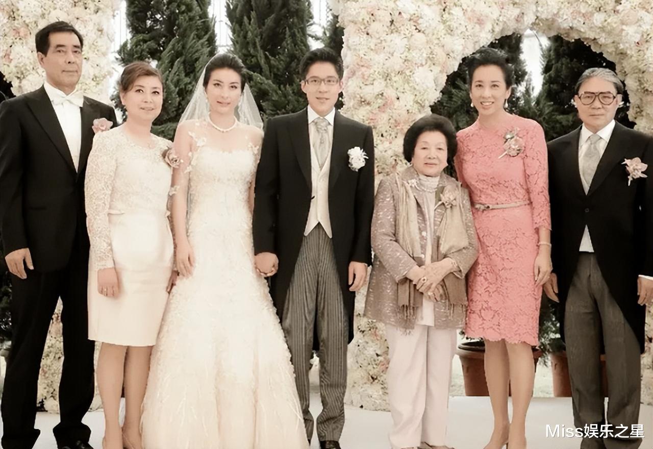 封神第一部|被巩俐主动挽手示好，让霍家捧在手心宠爱，郭晶晶却羡慕全红婵