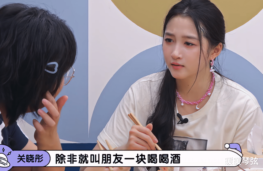 恋爱7年，关晓彤首聊和鹿晗的相处模式，感叹：我们生活挺简单的