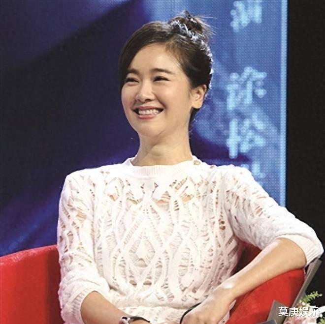 “外纯内骚”的左小青：人前清纯无辜，人后疯狂爬男演员床！